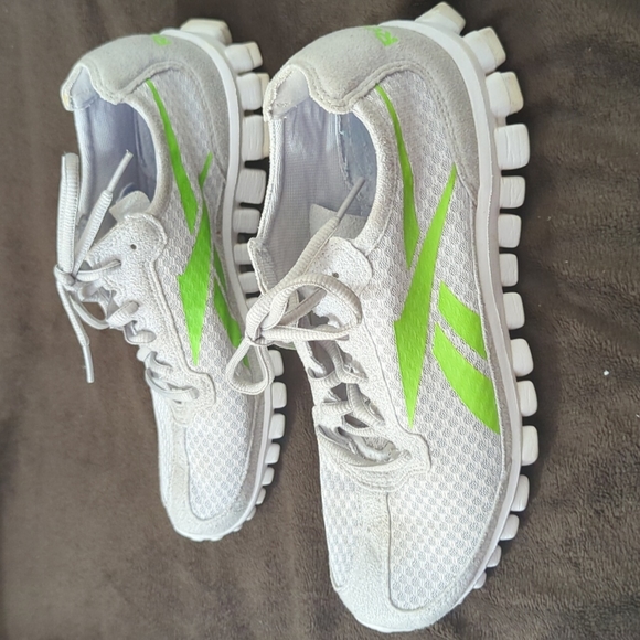 Ladies Reebok tennis shoes - Picture 2 of 7